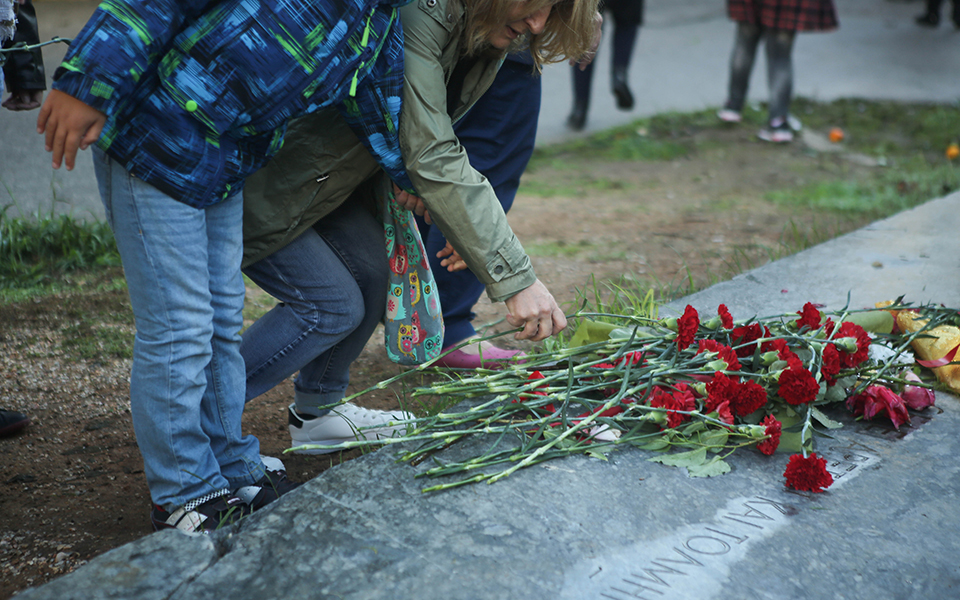Άνοιξαν οι πύλες του Πολυτεχνείου  – Οι κυκλοφοριακές ρυθμίσεις και τα μέτρα της ΕΛ. ΑΣ (φωτογραφίες)-2
