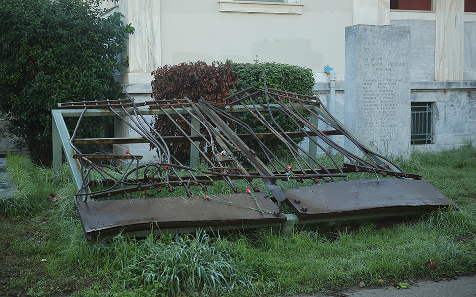 Άνοιξαν οι πύλες του Πολυτεχνείου  – Οι κυκλοφοριακές ρυθμίσεις και τα μέτρα της ΕΛ. ΑΣ (φωτογραφίες)-3