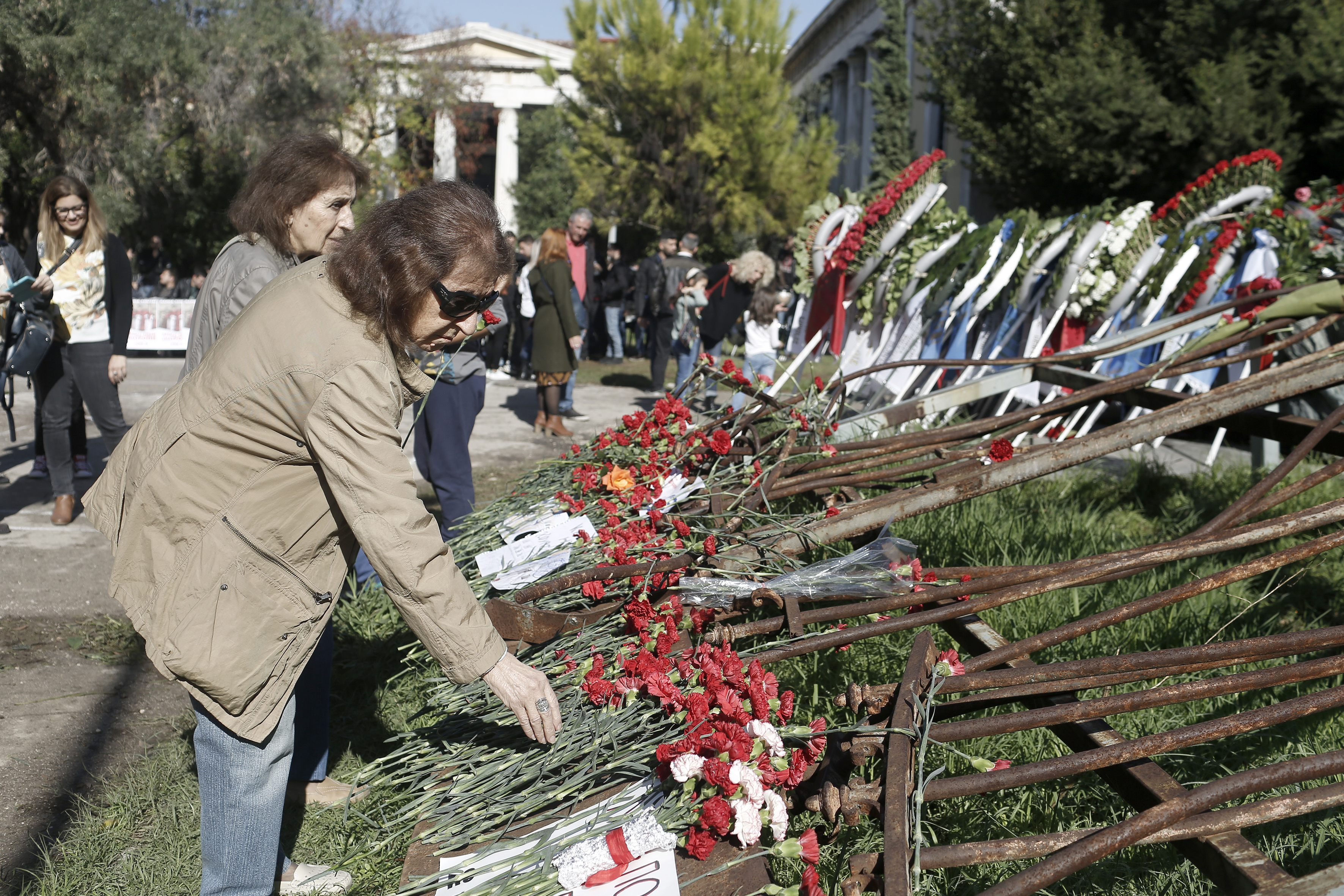Άνοιξαν οι πύλες του Πολυτεχνείου  – Οι κυκλοφοριακές ρυθμίσεις και τα μέτρα της ΕΛ. ΑΣ (φωτογραφίες)-6