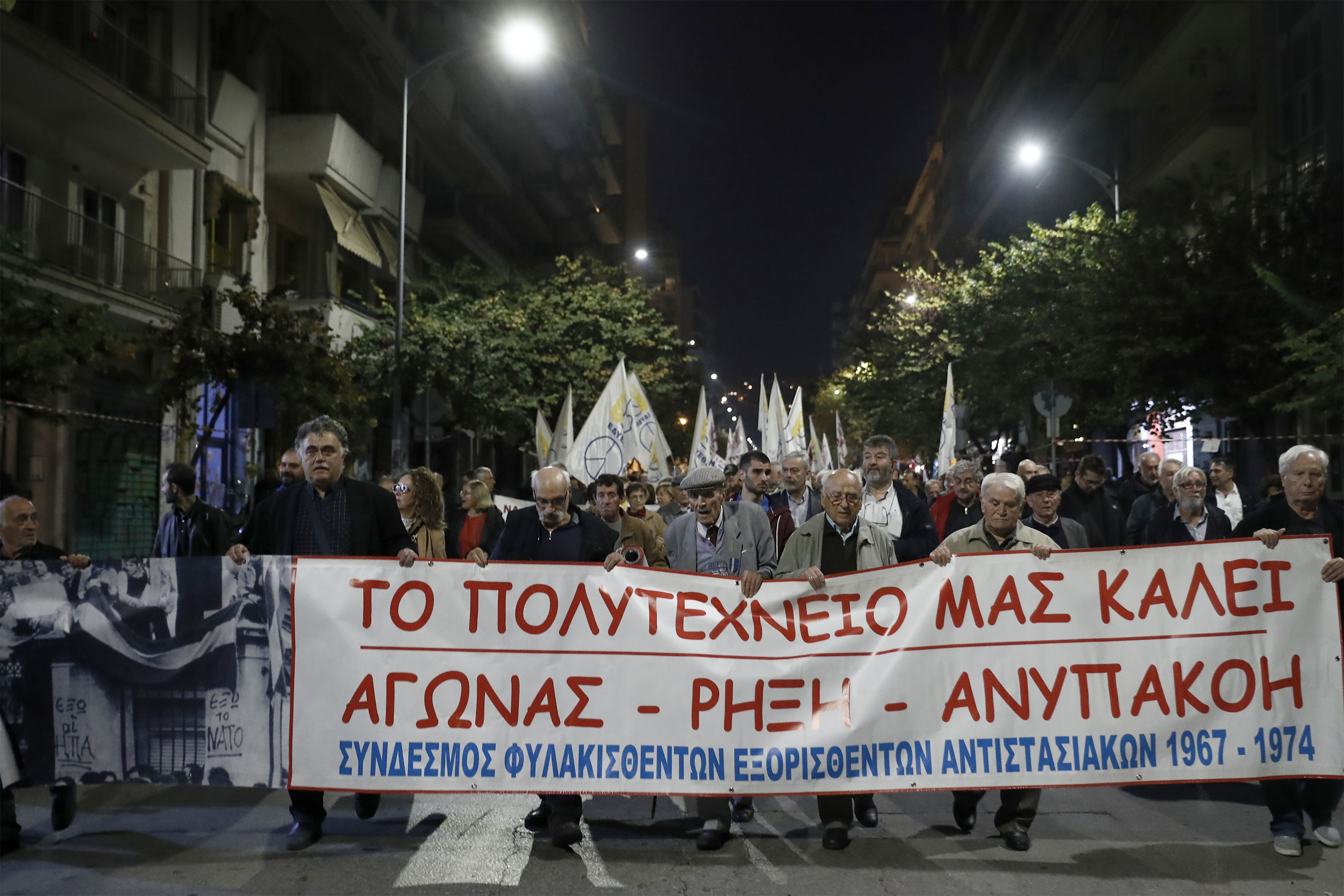Οι μαζικότερες πορείες των τελευταίων ετών στη Θεσσαλονίκη για την επέτειο του Πολυτεχνείου (φωτογραφίες)-4