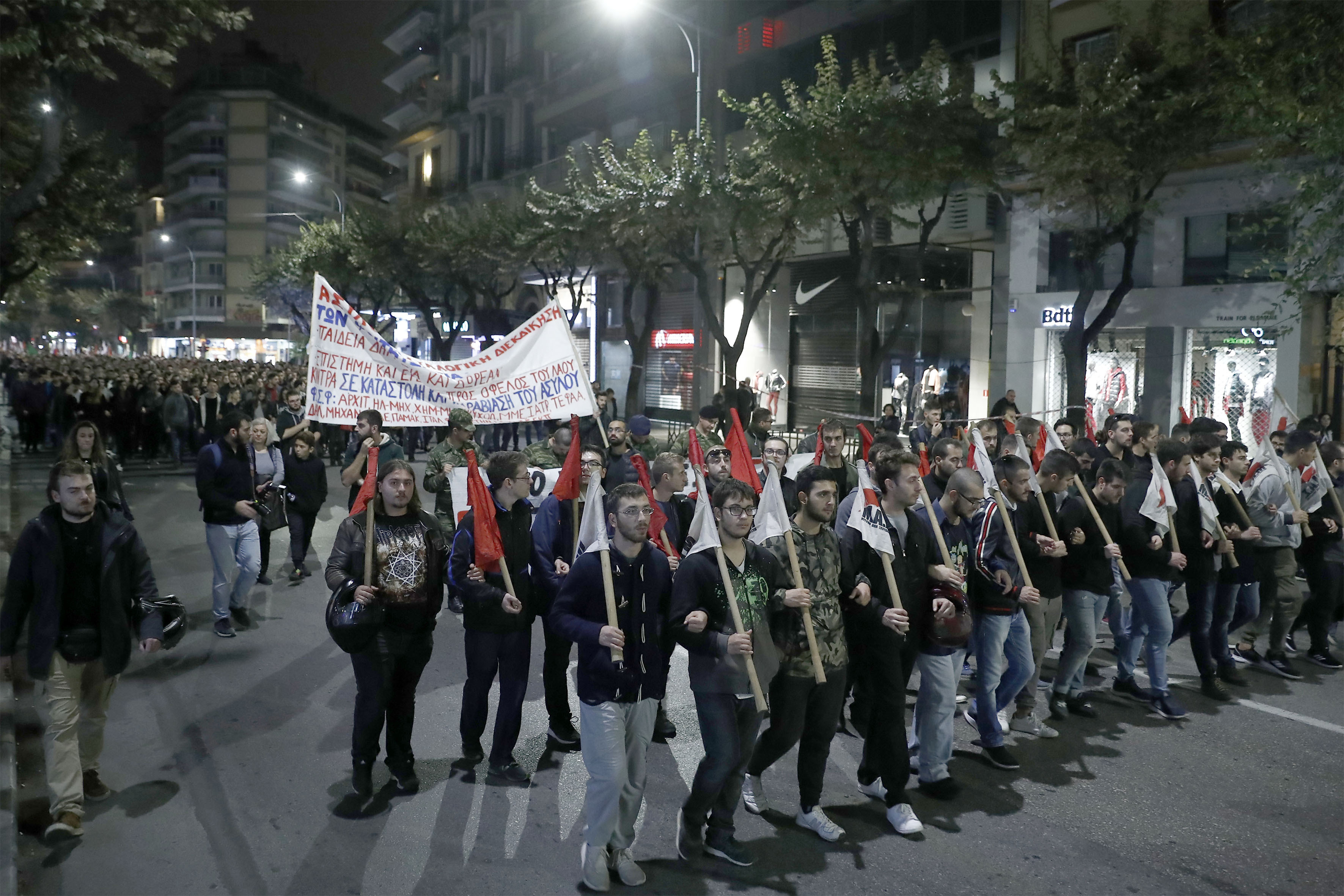 Οι μαζικότερες πορείες των τελευταίων ετών στη Θεσσαλονίκη για την επέτειο του Πολυτεχνείου (φωτογραφίες)-2