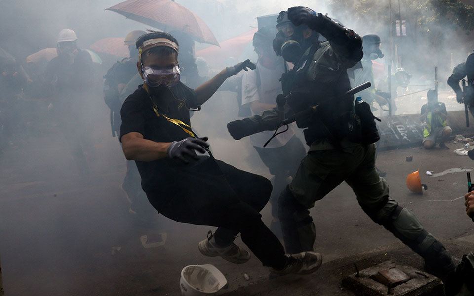 Χονγκ Κονγκ: «Προπύργιο» των διαδηλωτών το Πολυτεχνείο – Με πραγματικά πυρά απειλεί η αστυνομία-2