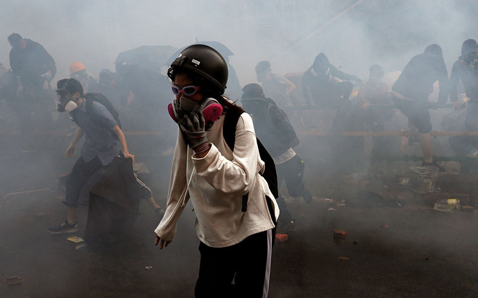 Χονγκ Κονγκ: «Προπύργιο» των διαδηλωτών το Πολυτεχνείο – Με πραγματικά πυρά απειλεί η αστυνομία-1