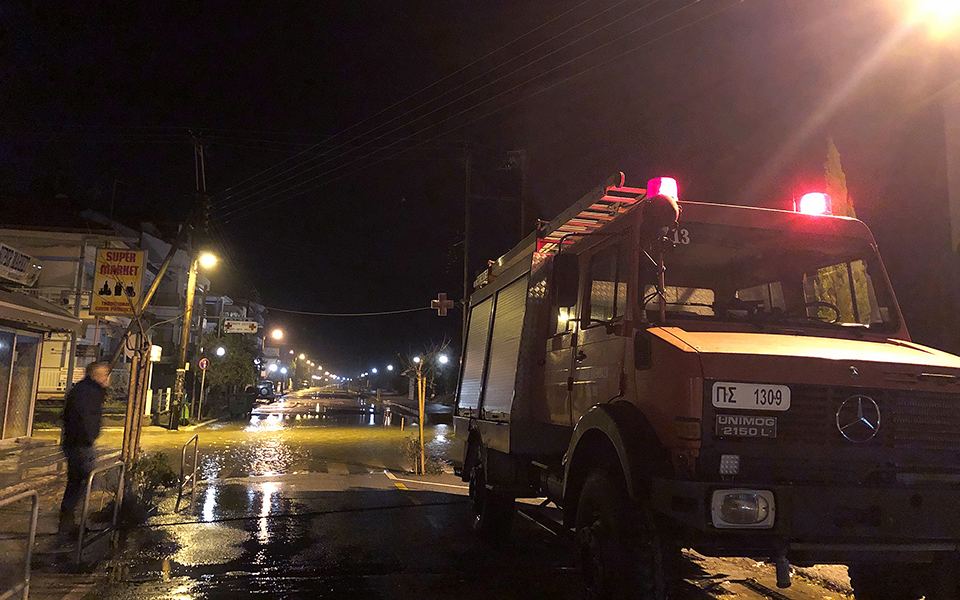 Δύο νεκροί και καταστροφές από την κακοκαιρία – Ανοιξε η Αθηνών-Κορίνθου στο ρεύμα προς Αθήνα-5