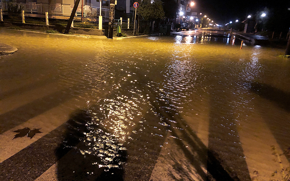 Δύο νεκροί και καταστροφές από την κακοκαιρία – Ανοιξε η Αθηνών-Κορίνθου στο ρεύμα προς Αθήνα-6