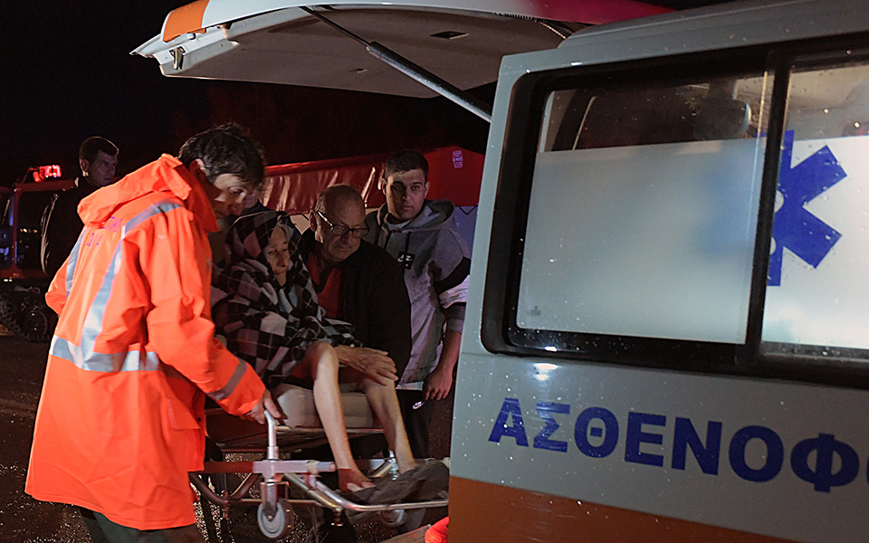 Δύο νεκροί και καταστροφές από την κακοκαιρία – Ανοιξε η Αθηνών-Κορίνθου στο ρεύμα προς Αθήνα-3