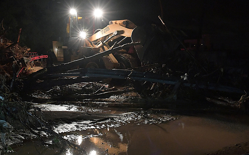Δύο νεκροί και καταστροφές από την κακοκαιρία – Ανοιξε η Αθηνών-Κορίνθου στο ρεύμα προς Αθήνα-2