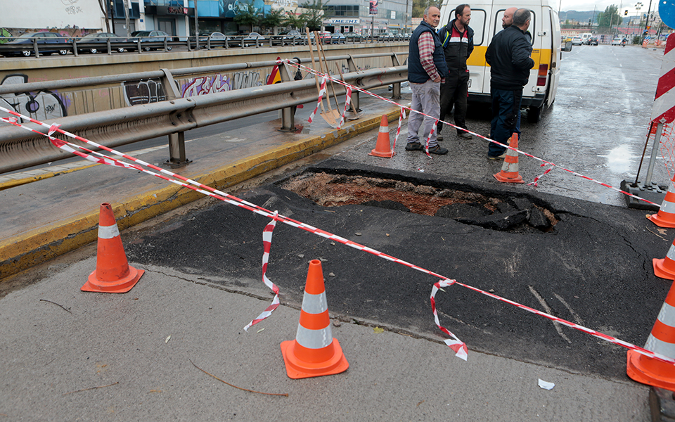 Δύο νεκροί και καταστροφές από την κακοκαιρία – Ανοιξε η Αθηνών-Κορίνθου στο ρεύμα προς Αθήνα-4