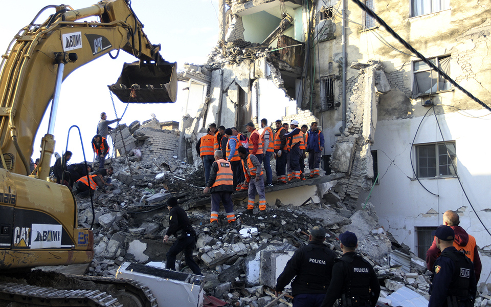 Τουλάχιστον 13 νεκροί και πολλοί εγκλωβισμένοι από τα 6,4 Ρίχτερ στην Αλβανία (φωτογραφίες – βίντεο)-1