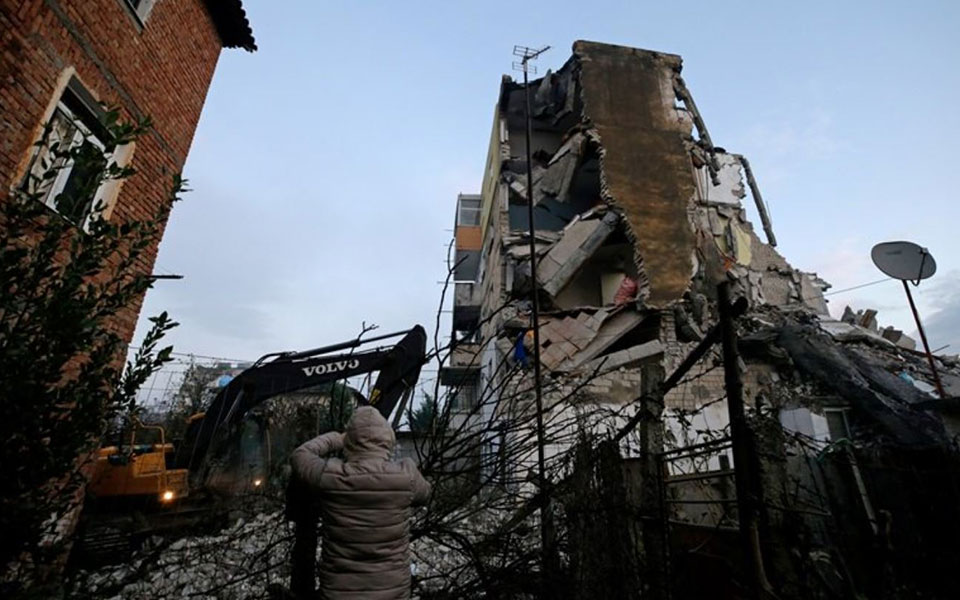 Τουλάχιστον 13 νεκροί και πολλοί εγκλωβισμένοι από τα 6,4 Ρίχτερ στην Αλβανία (φωτογραφίες – βίντεο)-4
