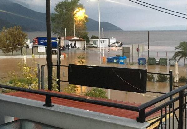 «Βούλιαξαν» ξανά Χαλκιδική και Θάσος από την κακοκαιρία (φωτογραφίες – βίντεο)-1