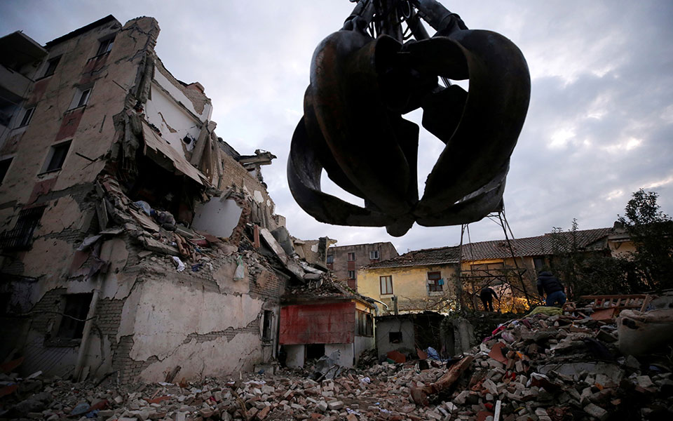 Ημέρα εθνικού πένθους στην Αλβανία μετά τον σεισμό των 6,4 Ρίχτερ – Συνεχίζεται ο μαραθώνιος των σωστικών συνεργείων-2