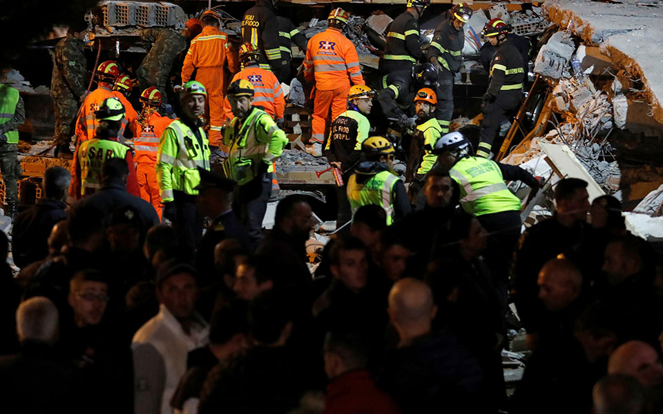 Αγωνία για τους αγνοούμενους στην Αλβανία: Απειλή η βροχή για τις προσπάθειες των διασωστών-1