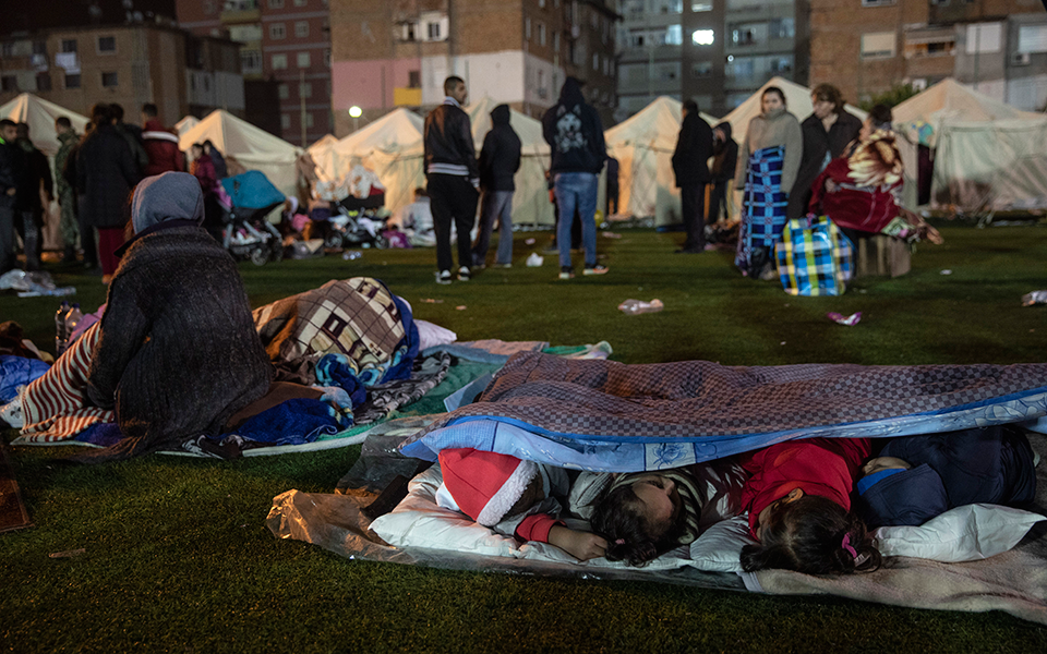 Ημέρα εθνικού πένθους στην Αλβανία μετά τον σεισμό των 6,4 Ρίχτερ – Συνεχίζεται ο μαραθώνιος των σωστικών συνεργείων-4