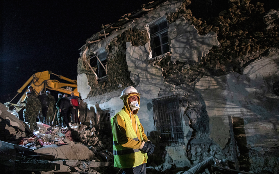 Ημέρα εθνικού πένθους στην Αλβανία μετά τον σεισμό των 6,4 Ρίχτερ – Συνεχίζεται ο μαραθώνιος των σωστικών συνεργείων-3