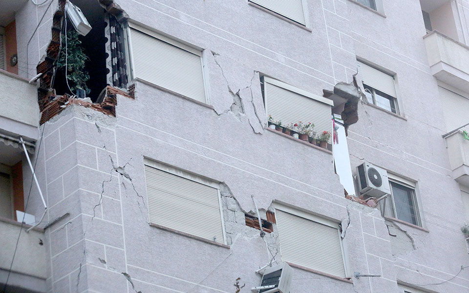 Αγωνία για τους αγνοούμενους στην Αλβανία: Απειλή η βροχή για τις προσπάθειες των διασωστών-2