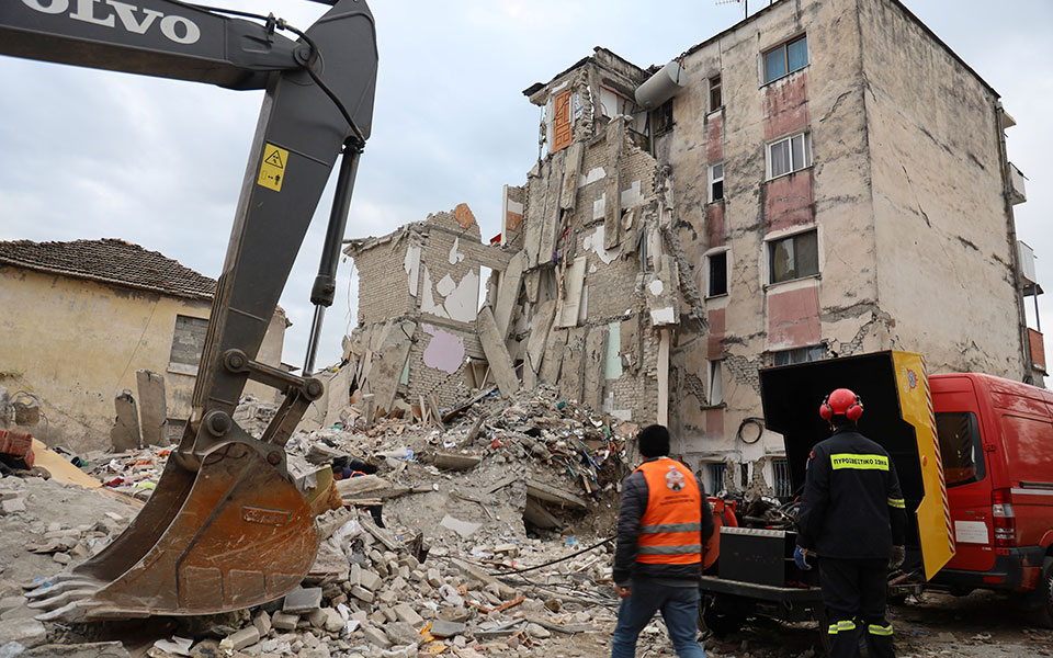 Μάχη με τον χρόνο για τους εγκλωβισμένους στην Αλβανία – Στους 40 οι νεκροί-3