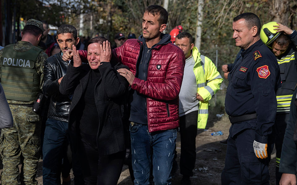 Μάχη με τον χρόνο για τους εγκλωβισμένους στην Αλβανία – Στους 40 οι νεκροί-1