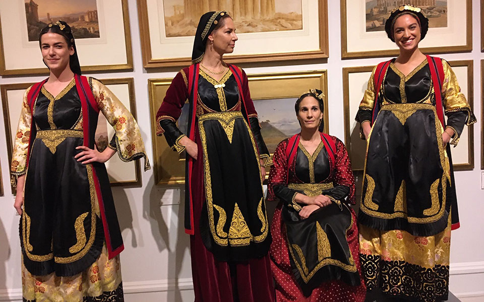Costumes with Faces: μια θεματική βραδιά οικονομικής στήριξης στο Μουσείο Μπενάκη δείχνει τον δρόμο-1