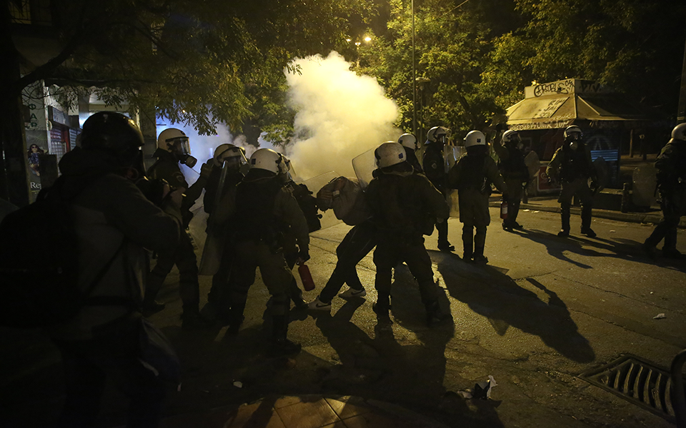 Επεισόδια με μολότοφ στα Εξάρχεια – 50 προσαγωγές και 10 συλλήψεις-2