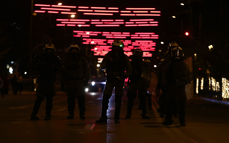 Επεισόδια με μολότοφ στα Εξάρχεια – 50 προσαγωγές και 10 συλλήψεις-5