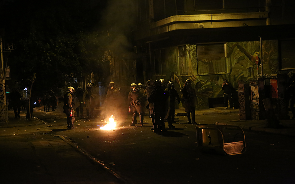 Επεισόδια με μολότοφ στα Εξάρχεια – 50 προσαγωγές και 10 συλλήψεις-1