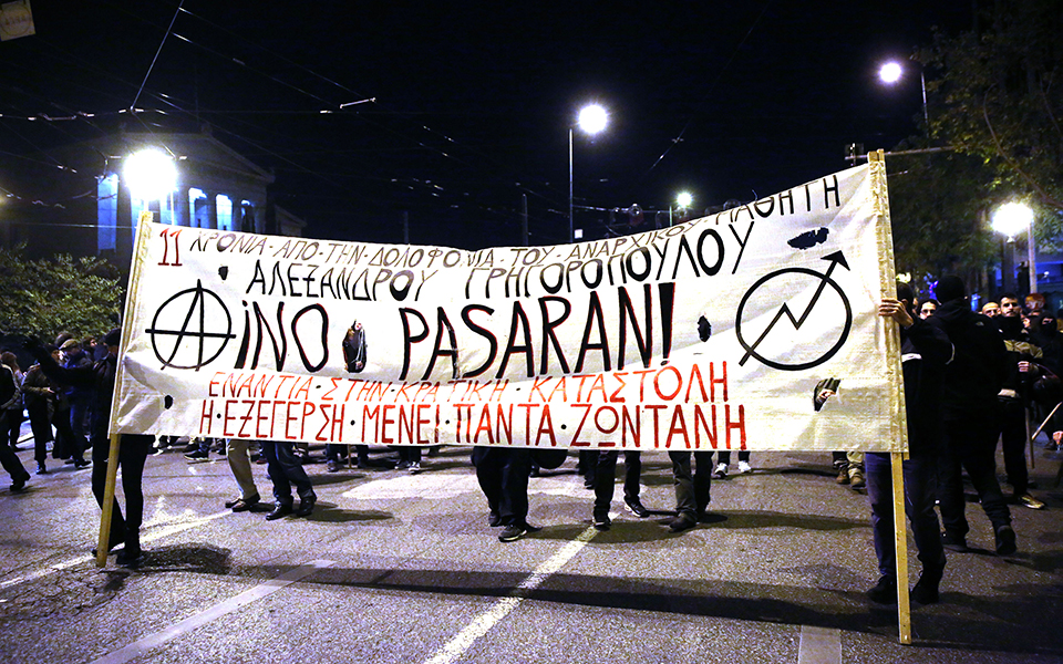 Επεισόδια με μολότοφ στα Εξάρχεια – 50 προσαγωγές και 10 συλλήψεις-4