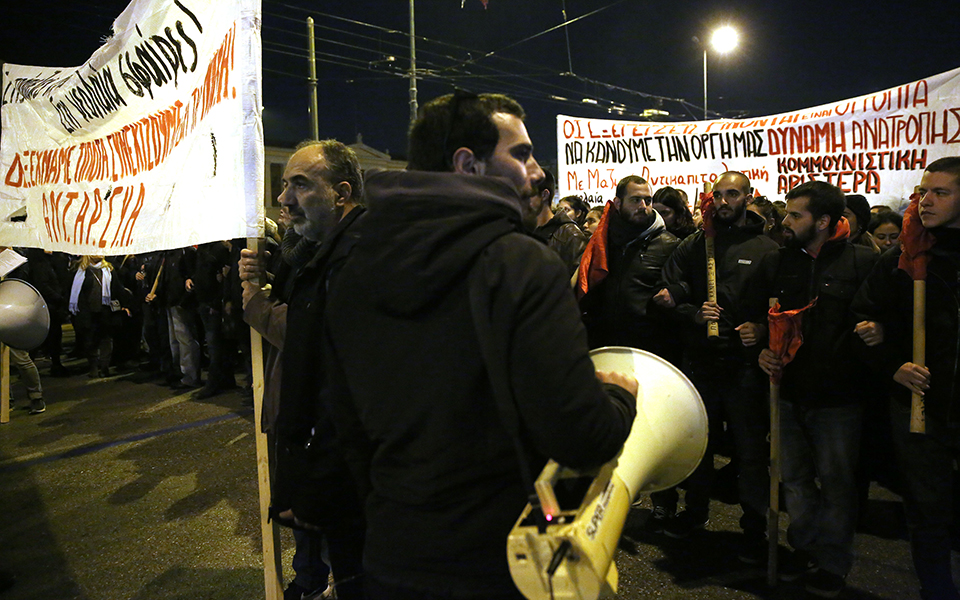 Επεισόδια με μολότοφ στα Εξάρχεια – 50 προσαγωγές και 10 συλλήψεις-3