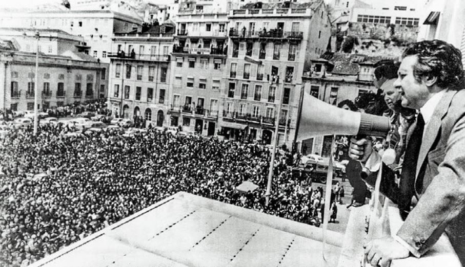 Η «επανάσταση των γαρυφάλλων»-1