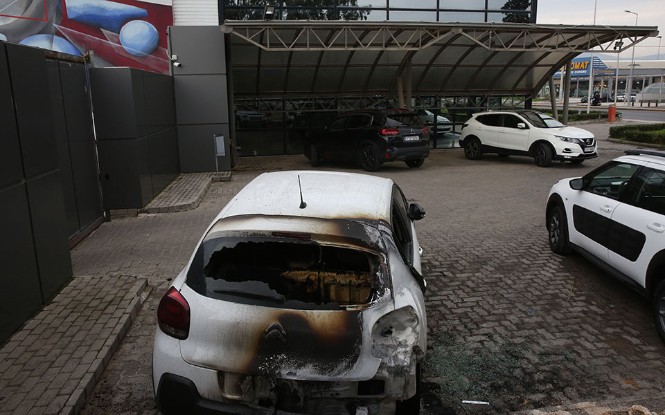 Νύχτα βανδαλισμών στην Αττική: 22 επιθέσεις σε τράπεζες, δημόσιες υπηρεσίες και καταστήματα-2