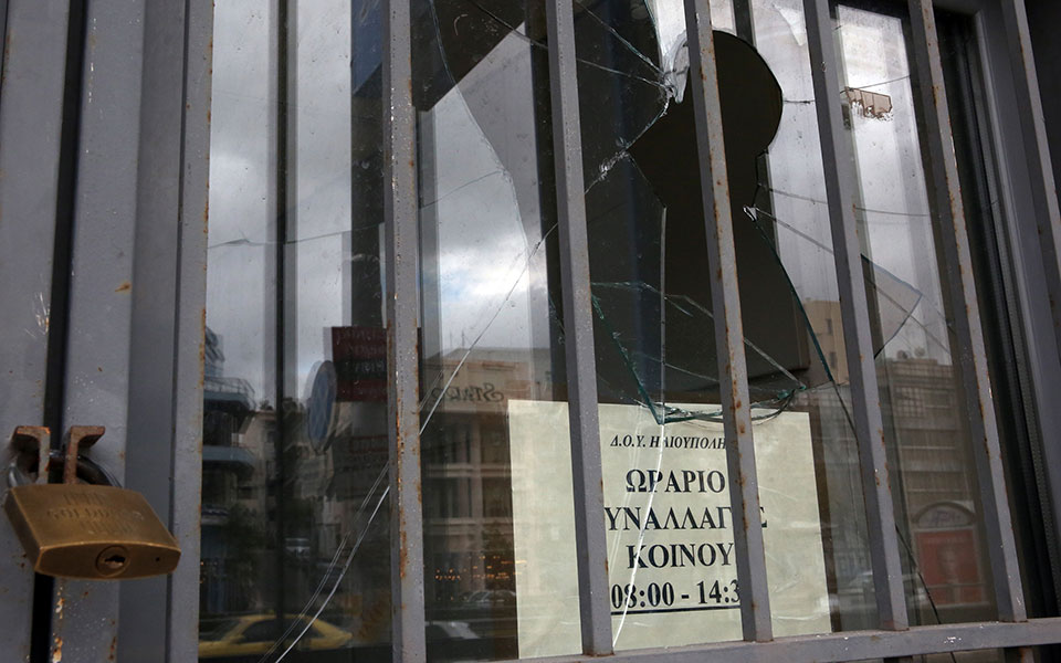 Νύχτα βανδαλισμών στην Αττική: 22 επιθέσεις σε τράπεζες, δημόσιες υπηρεσίες και καταστήματα-1