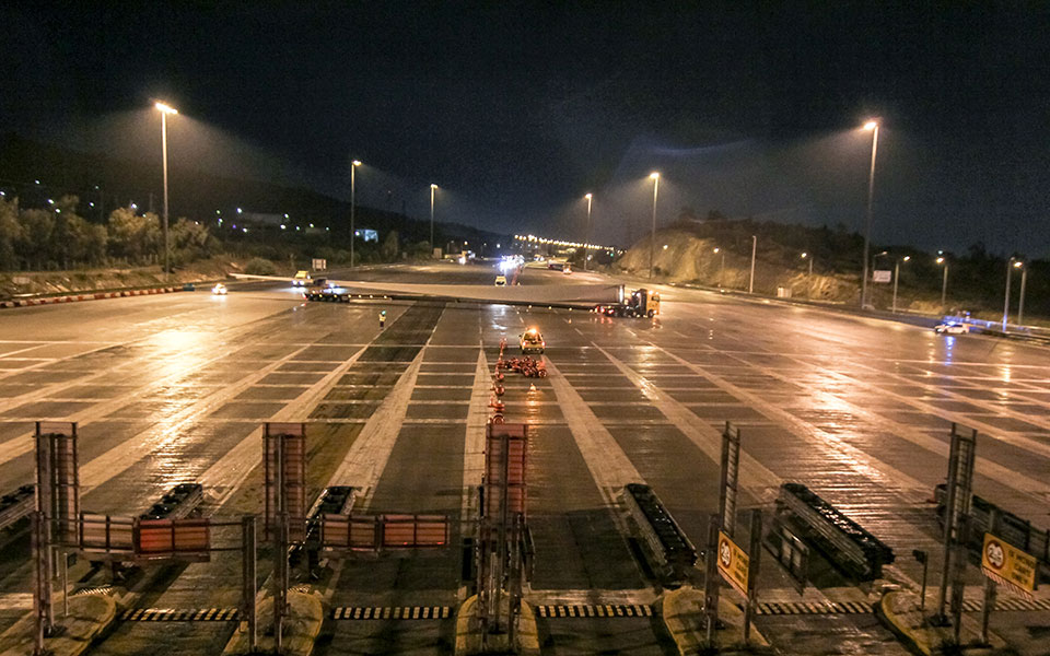 Εντυπωσιακή μεταφορά πτερυγίων από ανεμογεννήτριες μέσω Ολυμπίας Οδού (φωτό – βίντεο)-1