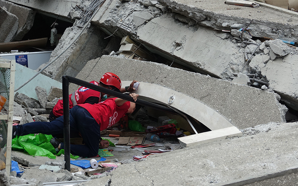 Φιλιππίνες – 6,8 Ρίχτερ: Φόβοι για πολλούς εγκλωβισμένους σε τριώροφο κτίριο που κατέρρευσε-3