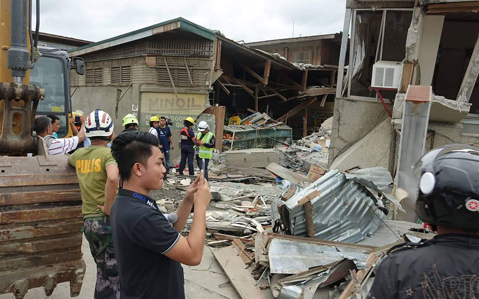 Φιλιππίνες – 6,8 Ρίχτερ: Φόβοι για πολλούς εγκλωβισμένους σε τριώροφο κτίριο που κατέρρευσε-1