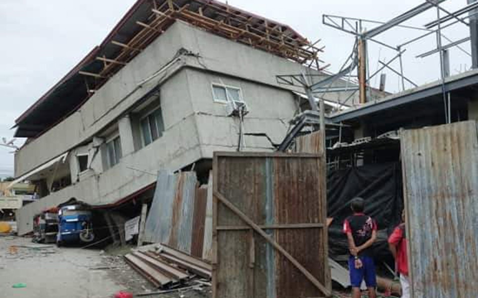 Φιλιππίνες – 6,8 Ρίχτερ: Φόβοι για πολλούς εγκλωβισμένους σε τριώροφο κτίριο που κατέρρευσε-2
