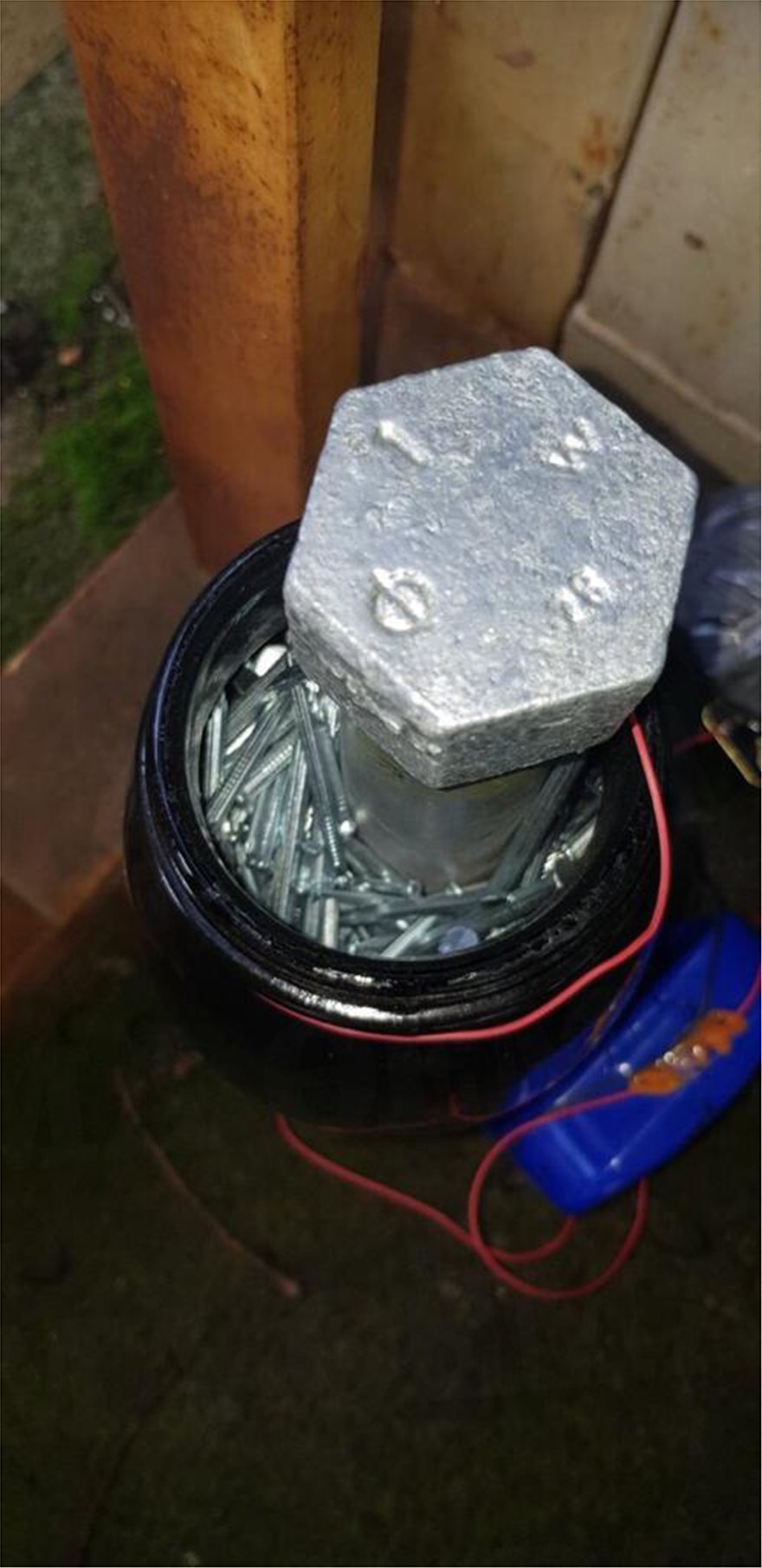 Σε σωλήνα με καρφιά ο εκρηκτικός μηχανισμός στο ΑΤ Ζωγράφου (φωτογραφία)-4