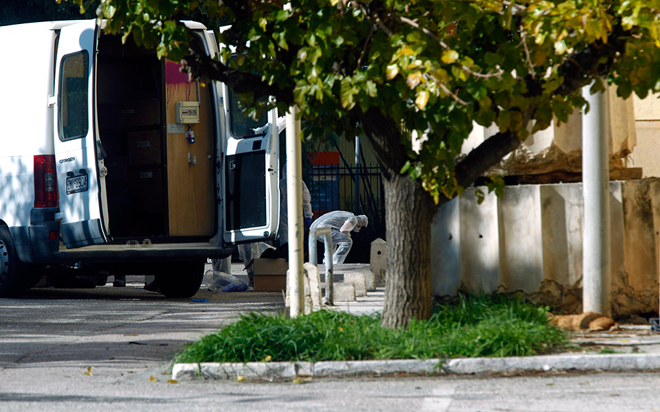 Σε σωλήνα με καρφιά ο εκρηκτικός μηχανισμός στο ΑΤ Ζωγράφου (φωτογραφία)-1