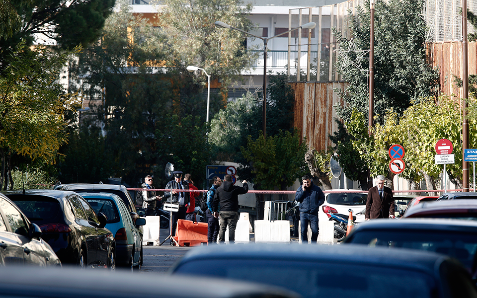 Σε σωλήνα με καρφιά ο εκρηκτικός μηχανισμός στο ΑΤ Ζωγράφου (φωτογραφία)-3