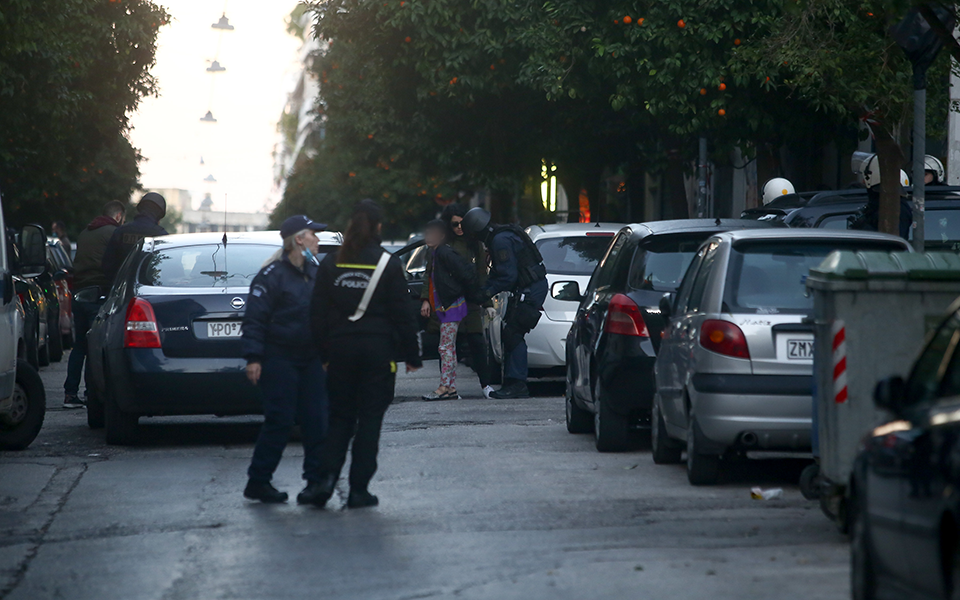 Τριπλή αστυνομική επιχείρηση εκκένωσης καταλήψεων στο Κουκάκι (φωτογραφίες)-3