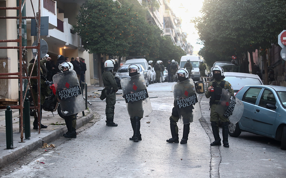 Τριπλή αστυνομική επιχείρηση εκκένωσης καταλήψεων στο Κουκάκι (φωτογραφίες)-4
