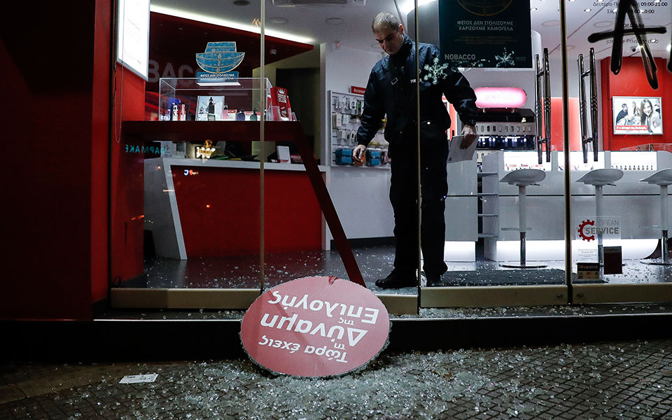 Νύχτα βανδαλισμών σε Αθήνα και Θεσσαλονίκη-2