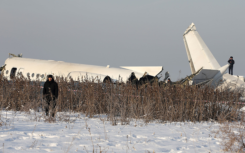Οι πρώτες εκτιμήσεις για την αεροπορική τραγωδία στο Καζακστάν – Οι μαρτυρίες των επιζώντων-2