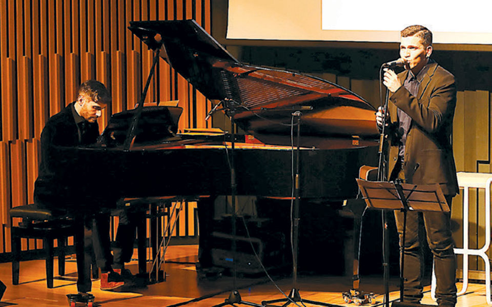 O Παρασκευάς Καρασούλος μπορεί να διώξει τα σύννεφα της θλίψης-1