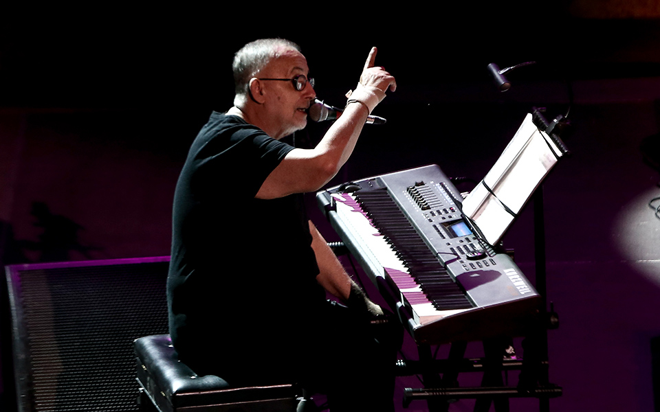 Συγκίνηση για την απώλεια του Θάνου Μικρούτσικου-1