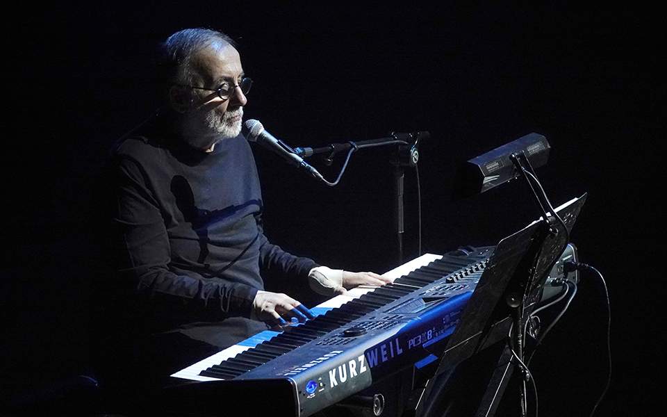 Συγκίνηση για την απώλεια του Θάνου Μικρούτσικου-4