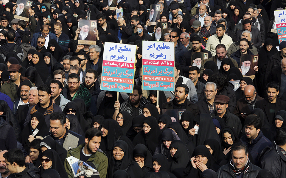 Σκηνικό ανάφλεξης και οργισμένες διαδηλώσεις μετά την εξόντωση Σουλεϊμανί (φωτογραφίες)-7