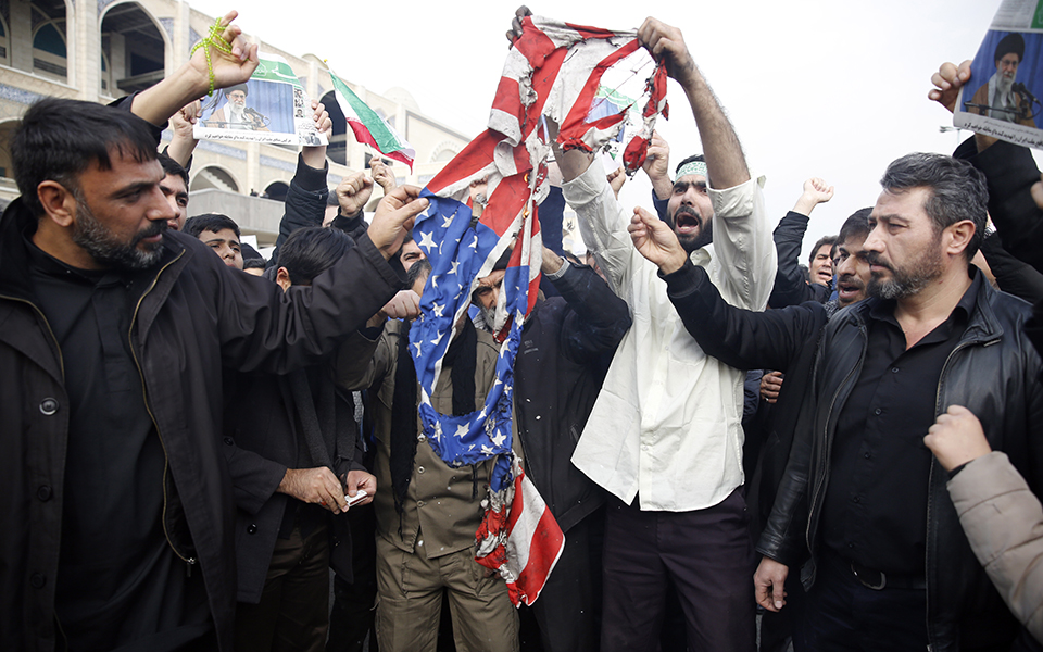 Σκηνικό ανάφλεξης και οργισμένες διαδηλώσεις μετά την εξόντωση Σουλεϊμανί (φωτογραφίες)-3
