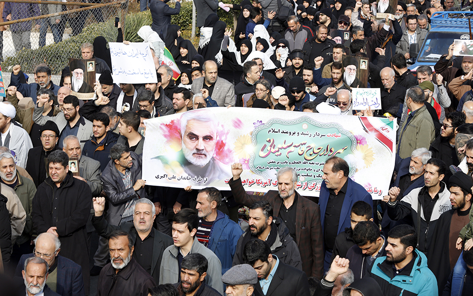 Σκηνικό ανάφλεξης και οργισμένες διαδηλώσεις μετά την εξόντωση Σουλεϊμανί (φωτογραφίες)-6