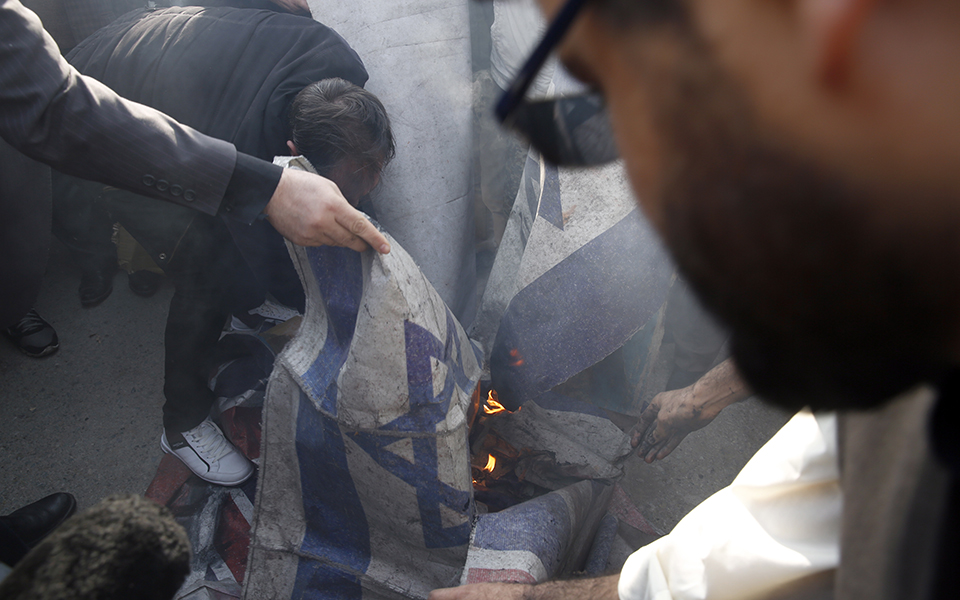 Σκηνικό ανάφλεξης και οργισμένες διαδηλώσεις μετά την εξόντωση Σουλεϊμανί (φωτογραφίες)-5