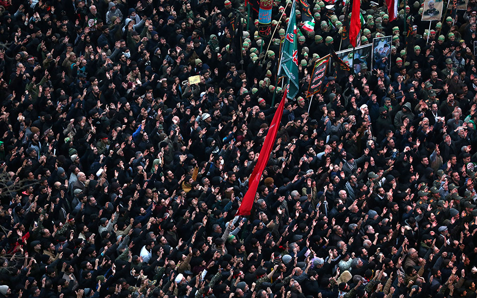 Tεχεράνη: Χιλιάδες Ιρανοί στους δρόμους ζητούν εκδίκηση για τον θάνατο του Σουλεϊμανί-1